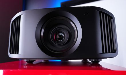 Test: Ist der JVC DLA-NZ8 mit 8K und Laser der "vernünftige Projektor fürs dedizierte Heimkino"? 